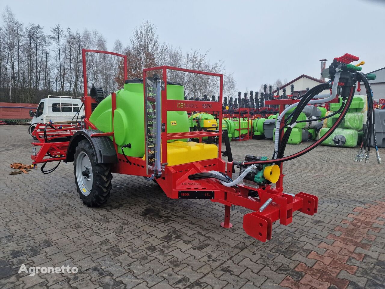 iné poľnohospodársky stroj Opryskiwacz polowy przyczepiany 1200 litrów lanca 12m